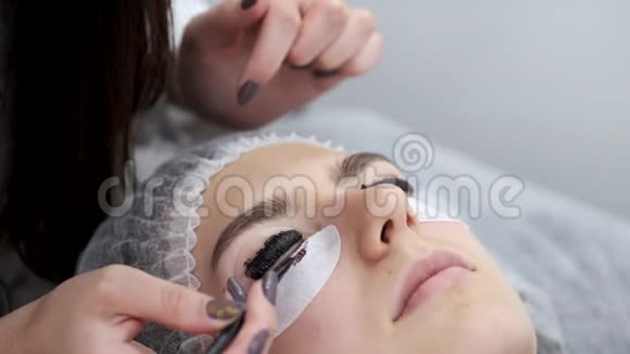 打睫毛的艺术家正把眼睫毛染死视频的预览图