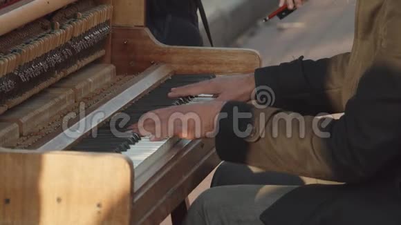 这位音乐家在街上演奏老式钢琴视频的预览图