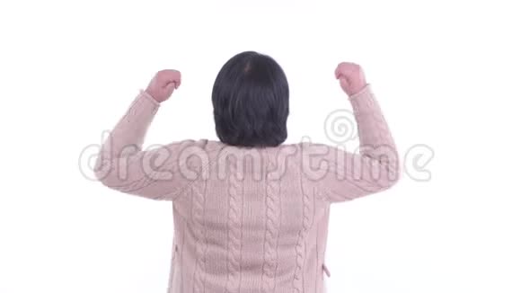 快乐超重的亚洲女人用拳头举起准备过冬的后视镜视频的预览图