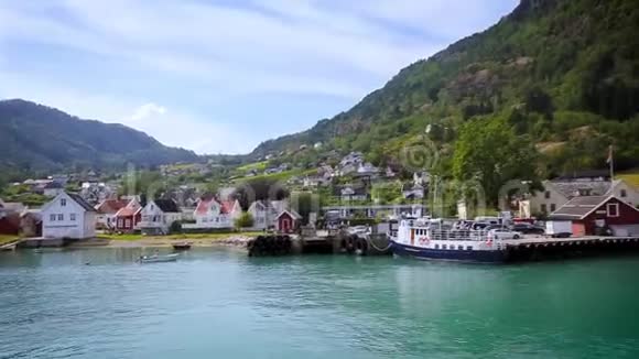 在挪威西部的索尔沃恩岛上乘坐渡轮视频的预览图