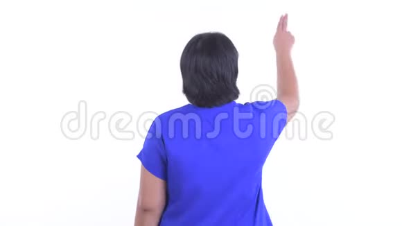 超重的亚洲女商人触摸某物的后视图视频的预览图