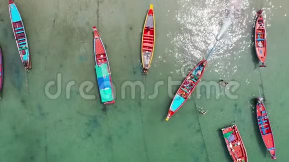 美丽的清澈的海水和五颜六色的长尾船在夏天的热带岛屿科陶在苏拉特塔伊视频的预览图