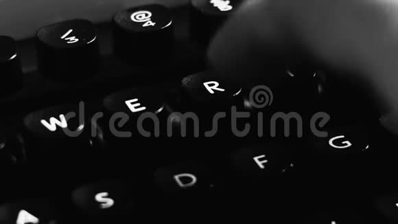 黑白打字在老式打字机上在窗边写一封情书4K视频的预览图