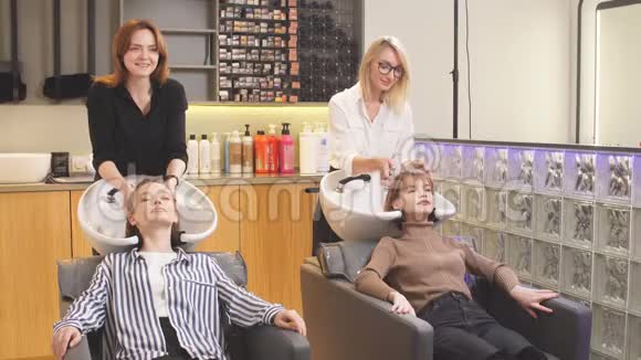与客户合作的美容院专业美发师视频的预览图