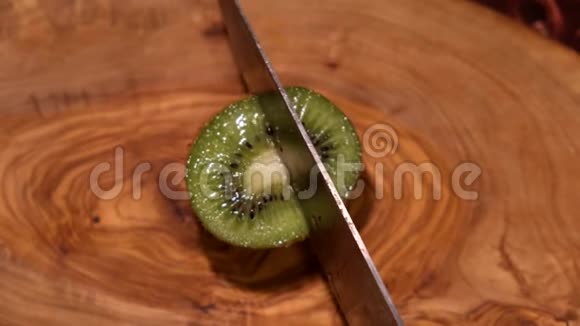 厨师用锋利的刀在木板上切奇异果视频的预览图