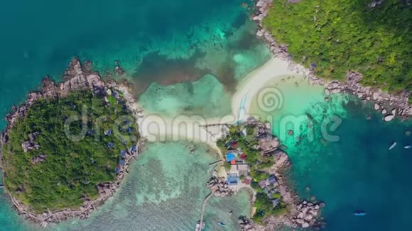 美丽的清澈的海水和五颜六色的长尾船在夏天的热带岛屿科陶在苏拉特塔伊视频的预览图
