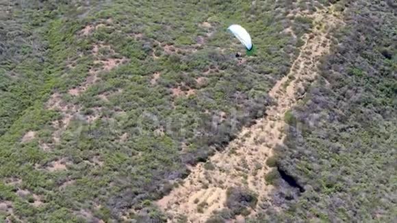 夏季阳光明媚的一天在山顶上滑翔伞视频的预览图