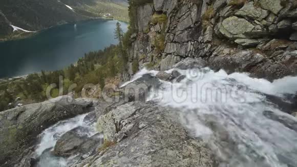 美丽的小瀑布流从石头中落下的景色视频的预览图