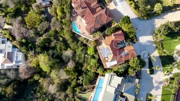 鸟瞰拉霍拉小海岸线城市与富有的别墅和游泳池视频的预览图