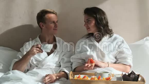 在床上吃早餐情侣坐着吃视频的预览图