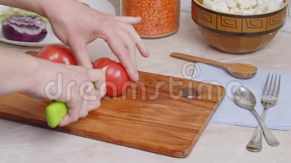 女人用刀子切西红柿做沙拉视频的预览图