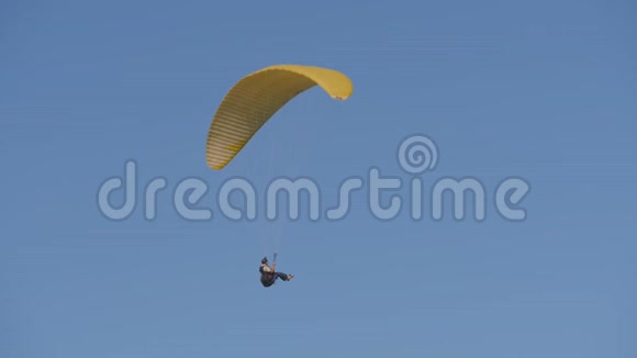 滑翔伞充气机翼上的滑翔机视频的预览图