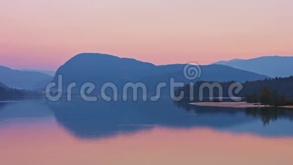 斯洛文尼亚日落后的洋红色傍晚在博欣吉湖的神奇景色视频的预览图