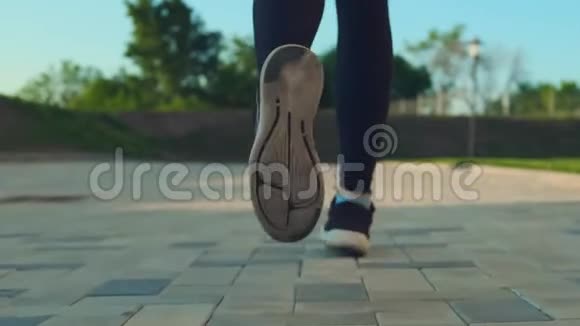 穿运动鞋的女人脚在城市广场上跑低角度拍摄视频的预览图
