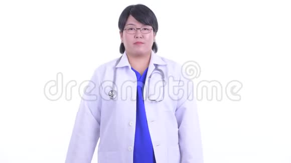 快乐超重亚洲女医生挥手视频的预览图