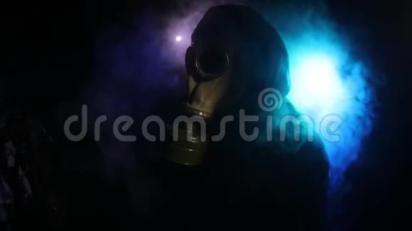 黑暗背景下戴着防毒面具的后世界末日幸存者戴着防毒面具的人的戏剧性肖像视频的预览图