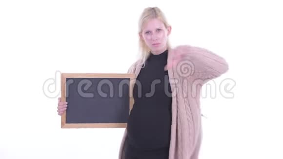 压力很大的年轻金发孕妇举着黑板竖起大拇指视频的预览图