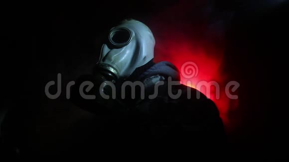 黑暗背景下戴着防毒面具的后世界末日幸存者戴着防毒面具的人的戏剧性肖像视频的预览图