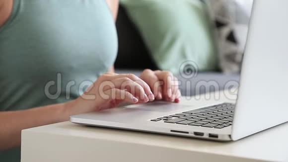 在家里用笔记本电脑工作的自由职业者视频的预览图