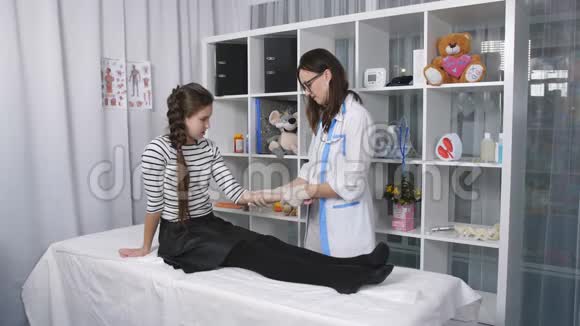 两名女医生在看一名少女手上的x光片视频的预览图