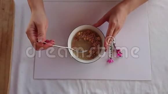 土耳其诺亚布丁或阿什尔布丁配碗勺子和食物视频的预览图