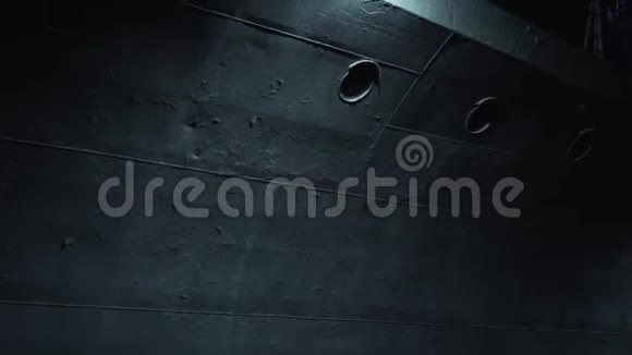 有窗户的战舰侧面由装甲金属制成夜间照明的战舰的一部分视频的预览图