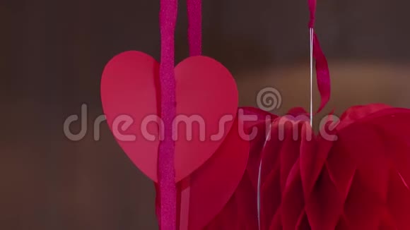红纸的心被悬挂在天花板上的丝带上这是爱的象征和婚礼的庆祝视频的预览图