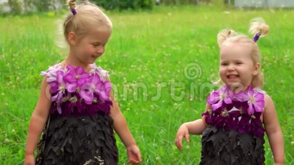两个金发碧眼的姐妹牵手微笑着跳舞视频的预览图