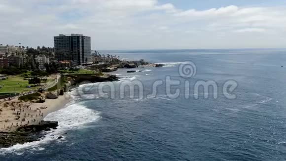 鸟瞰拉霍亚湾和海岸小风景如画的海滩被悬崖环绕圣地亚哥视频的预览图