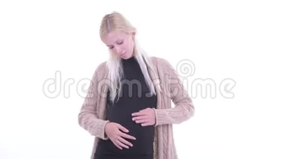 快乐的年轻金发孕妇耸肩视频的预览图