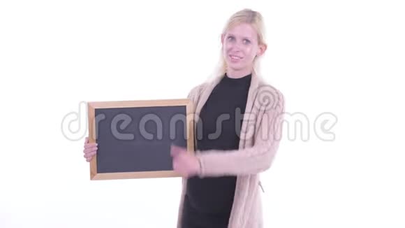 快乐的金发年轻孕妇拿着黑板竖起大拇指视频的预览图