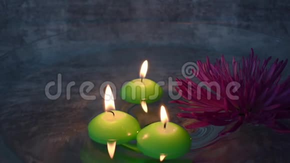 燃烧漂浮在水中的蜡烛视频的预览图