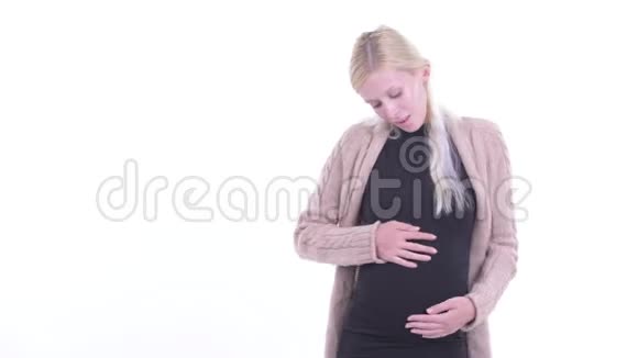 快乐的年轻金发孕妇向后展示看上去很兴奋视频的预览图