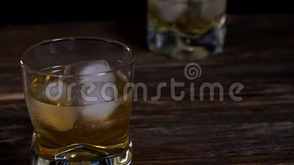 冰块融化在一杯麦芽威士忌中视频的预览图