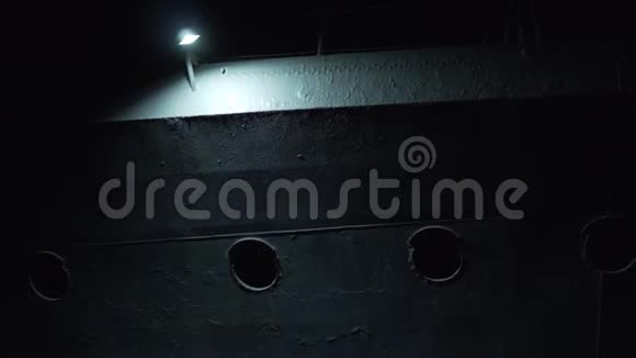 有窗户的战舰侧面由装甲金属制成夜间照明的战舰的一部分视频的预览图