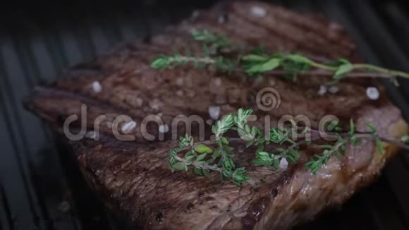 油润滑牛排加百里香密切烹饪过程视频的预览图