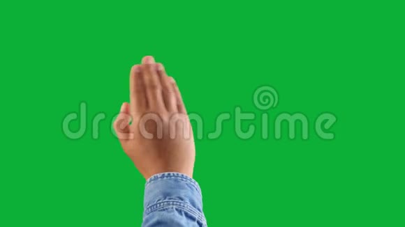 混合种族深肤色男性的手做一个滑动到右边使用所有的手势在彩色绿色视频的预览图