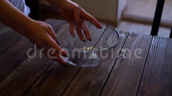 厨师把做煎饼的原料放在一张旧木桌上特写镜头视频的预览图
