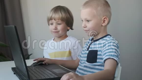 男孩在电脑上工作编程学习或玩耍的儿童视频的预览图