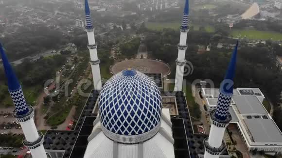 萨拉赫丁阿卜杜勒阿齐兹苏丹清真寺鸟瞰图视频的预览图