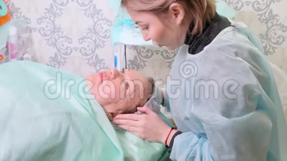 50岁的中年妇女在医生的脸上注射透明质酸视频的预览图