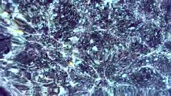天然水波荡漾的焦鱼与阳光反射在海上缓慢的运动视频的预览图