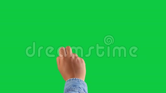 混合种族肤色肤色肤色男性用两个手指在发色绿色上做一个向上滚动的动作视频的预览图