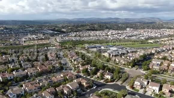 加州圣地亚哥中产阶级小区的鸟瞰图视频的预览图
