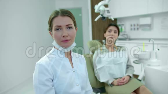 牙医在柜子里对着镜头说话视频的预览图