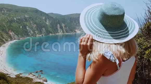 美丽的金发女人戴着太阳帽在希腊的凯法洛尼亚岛度假快乐生活方式夏日旅行视频的预览图