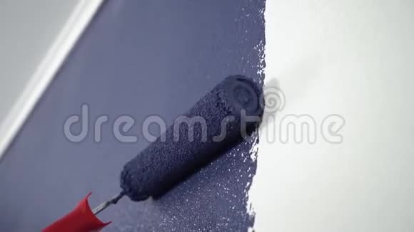 油漆用的白色壁纸是用蓝色的滚筒画的视频的预览图