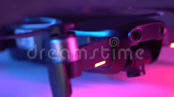 关闭无人机提升摄像头蓝色和紫色四面直升机的镜头不错视频的预览图