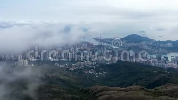 从山上俯瞰城市的空中景色戴墨山视频的预览图