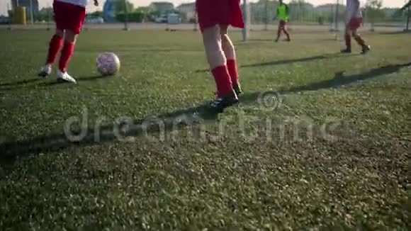 穿足球制服的男生进球低角度射门视频的预览图